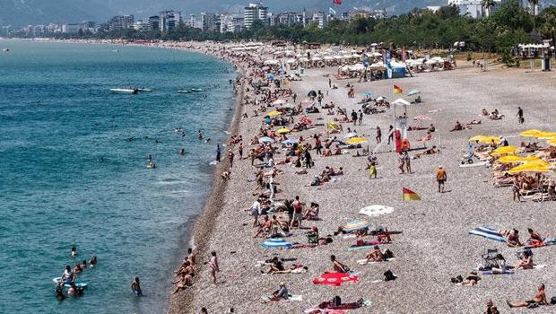 Antalya’da bayram tatilinde sahiller doldu