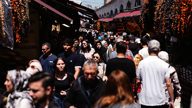 Bayram öncesi Eminönü’nde insan seli! Çarşıda adım atacak yer kalmadı