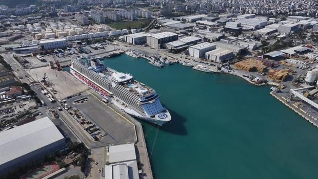 Antalya Limanı`nda kruvaziyer trafiği hareketlendi