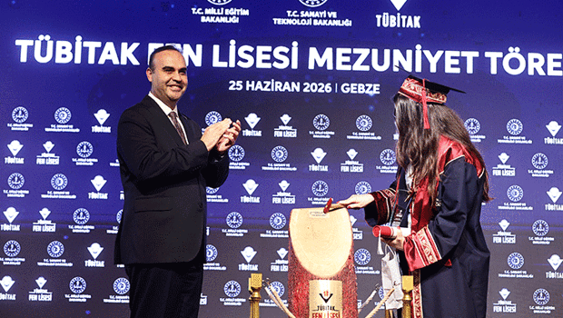 Bakan Kacır öğrencilere diplomalarını verdi: Sizler bizim umudumuzsunuz