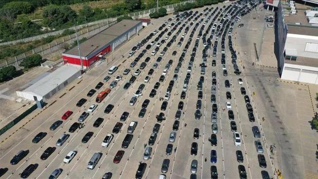 Türkiye’de yabancı araçlara yeni kural: Borcu olan sınırı geçemeyecek!