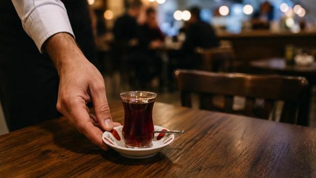Masaya bardağı sert koyduğu gerekçesiyle kovuldu! Mahkemeden şaşırtan karar geldi