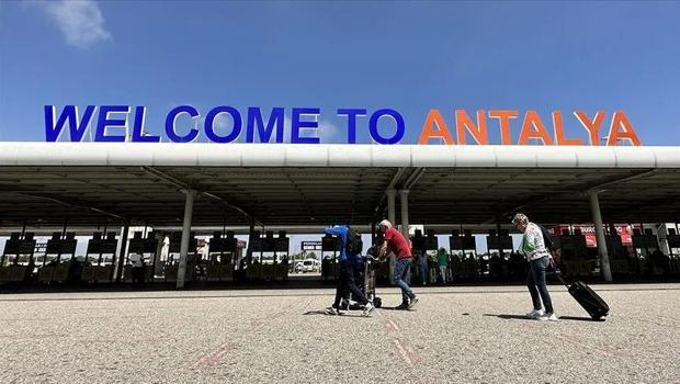 Antalya Havalimanı`nın yeni kontrol kulesi 46 metreye ulaştı