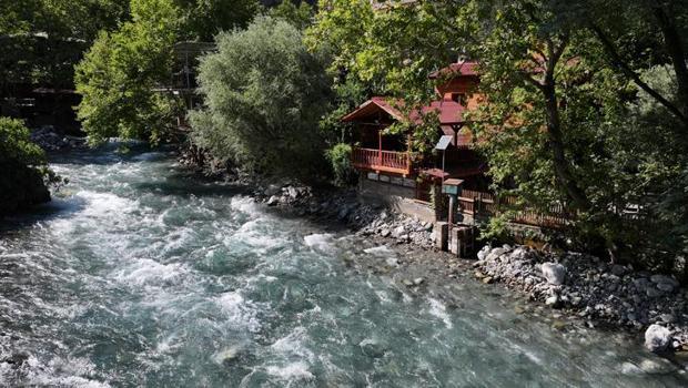 Kapuzbaşı Şelaleleri yöre halkına geçim kapısı oldu
