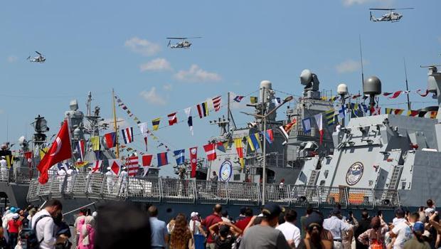 Gölcük semaları TEKNOFEST Mavi Vatan kapsamındaki uçuş gösterileriyle renklendi