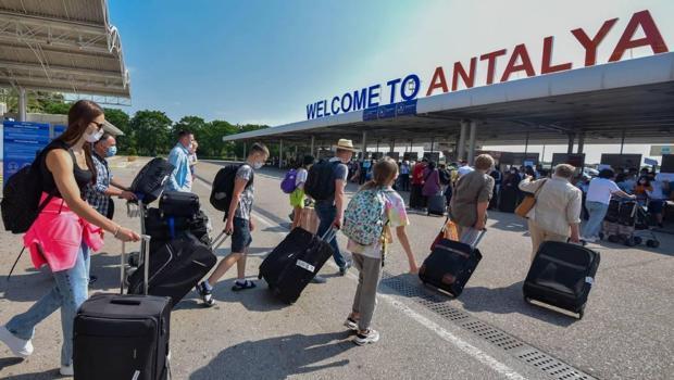 Antalya`ya gelen yabancı turist sayısı 10 milyonu aştı