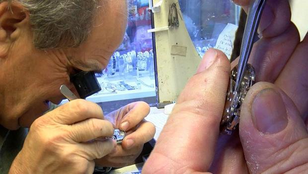 1974`ten beri saklıyordu! Bin 500 dolardan vitrine çıkardı