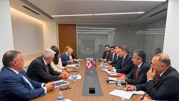 Bakan Bayraktar, Kanada Dışişleri Bakanı Anand ile görüştü