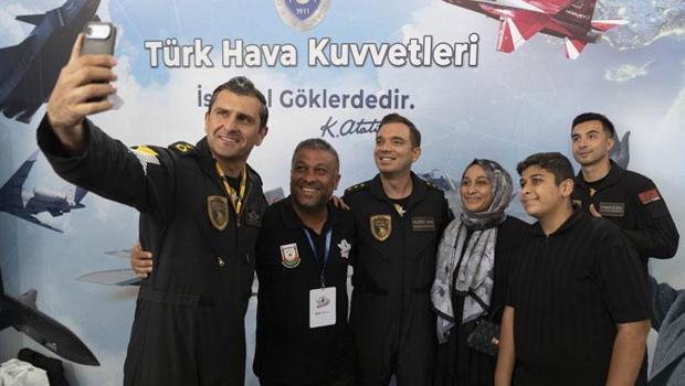 SOLOTÜRK gösterileri gençlerin pilotluk hayallerine ilham oldu