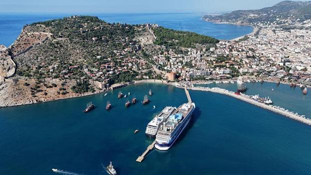 Alanya`ya iki kruvaziyerle 2 bin 400 turist geldi