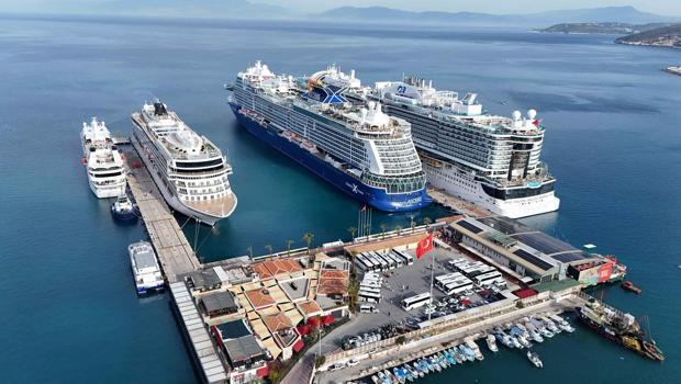 Kuşadası`na 4 kruvaziyerle 8 bin 767 turist geldi