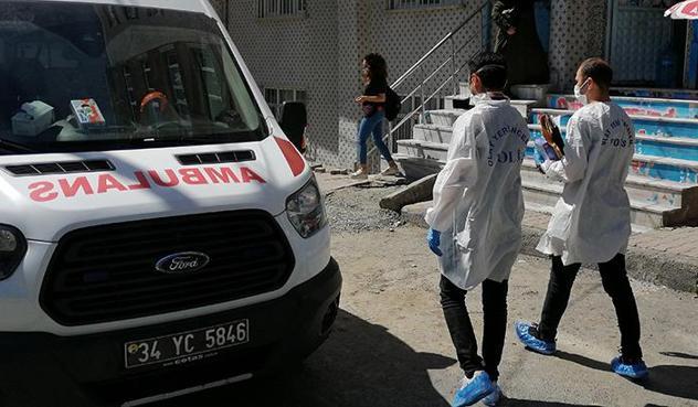 İstanbulda aile faciası İntihar eden annesini gördü, bileklerini kesti