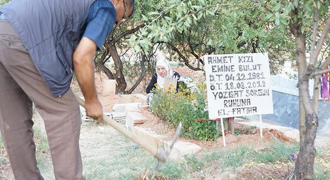 Emine Bulut, 1inci ölüm yıl dönümünde mezarı başında anıldı