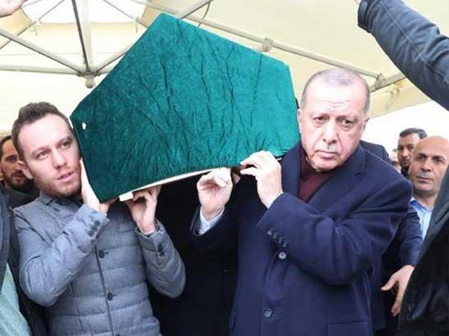 Cumhurbaşkanı Erdoğan aile yakınının cenaze törenine katıldı