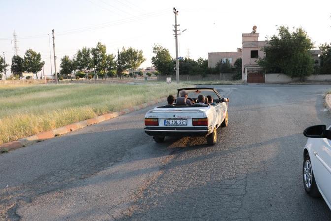 Hayalini kurduğu üstü açık otomobili kendi yaptı