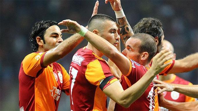 Sneijder, jübilesine Selçuk İnan ve Burak Yılmazı çağırdı