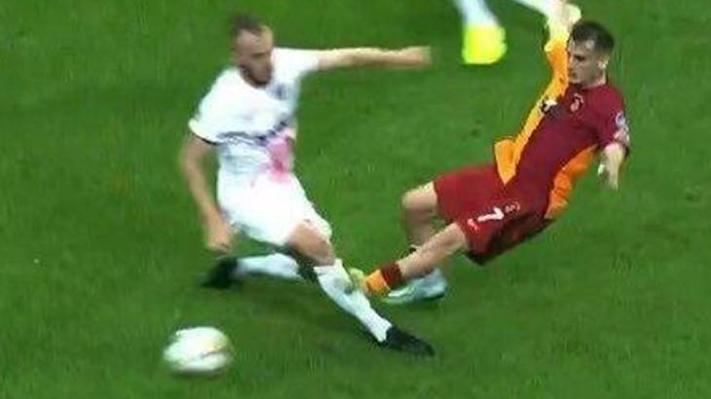 Galatasaray-Gaziantep FK maçında tartışmalı pozisyon: Bütün kameralar gördü Hakemi kandırdı