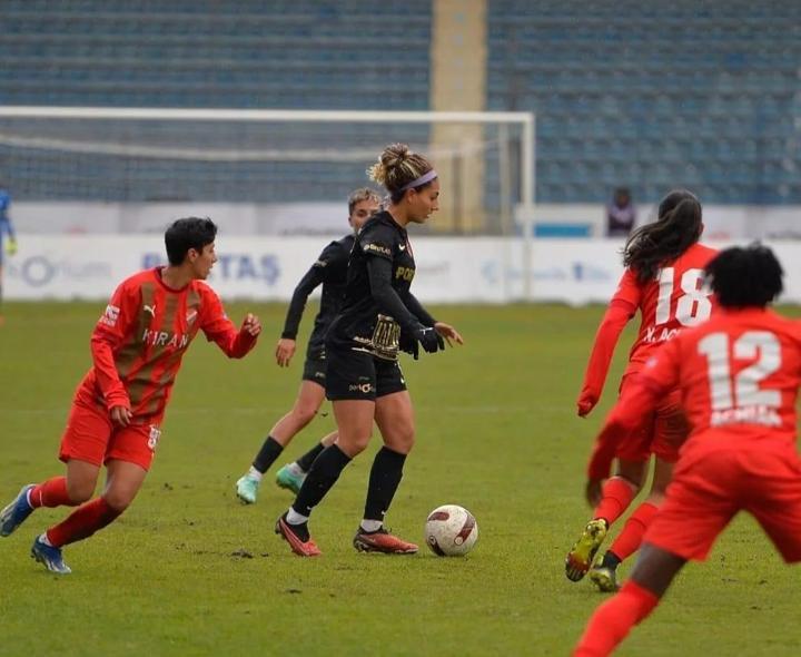 Tahir Kırandan skandal paylaşım Kadın futbolcuya hakaret