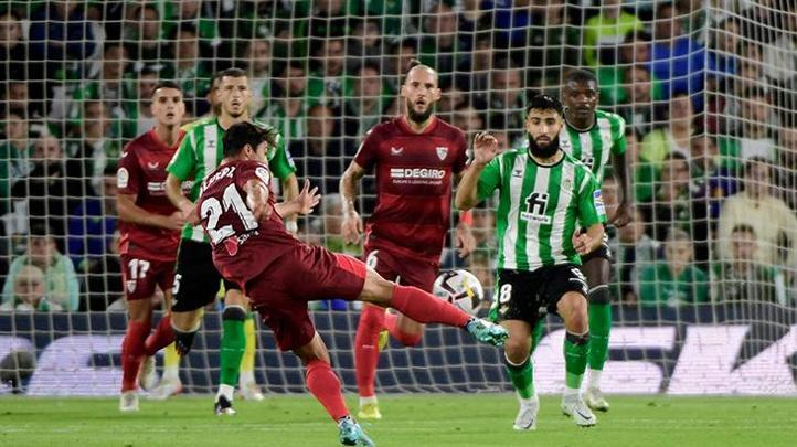 İspanyada olaylı derbi Real Betis-Sevilla maçında ortalık karıştı, Monchi sahaya indi