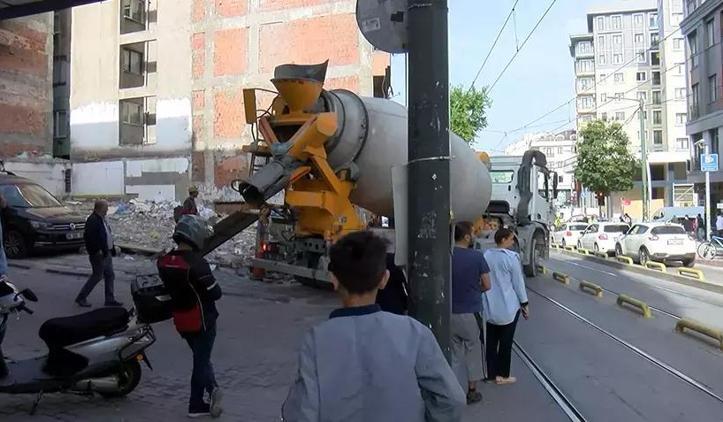 Beton mikseri tramvaya çarptı! Şans eseri yaralanan olmadı