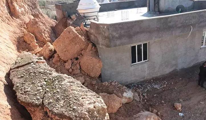 Dev kayalar, 5 kişilik ailenin yaşadığı evin üzerine yuvarlandı