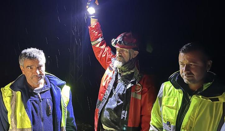 Meriç Nehri'nin taştığı köyde mahsur kalan 2 kişi kurtarıldı