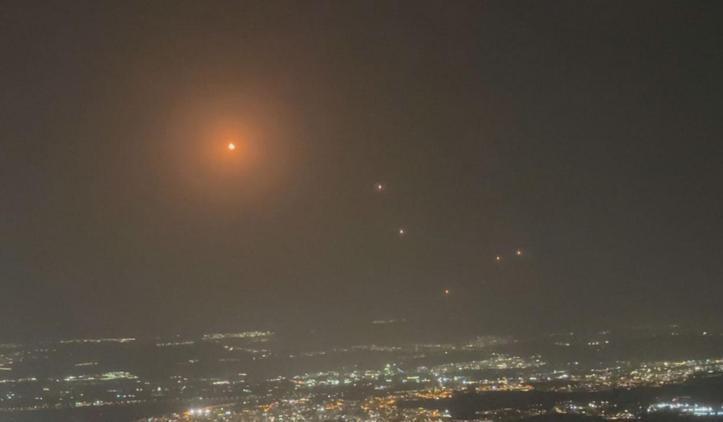 İsrail’e atılan misilleme roketler Akka ve Nahariya semalarında görüntülendi