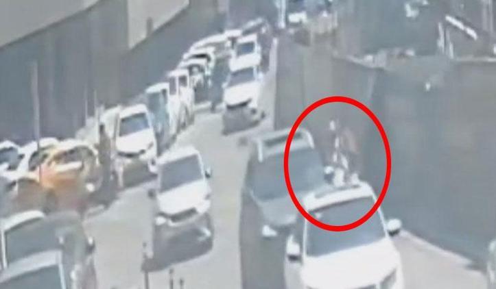 Pendik'te kopan afiş parçası yüzüne çarpan motosiklet sürücüsü kaza yaptı
