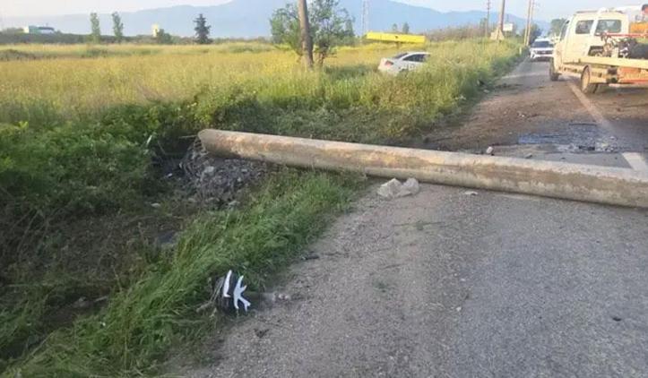 Otomobil tarlaya uçtu, devirdiği elektrik direğine motosiklet çarptı