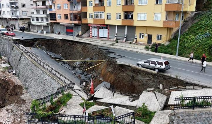 Rize'de inşaat kazısında önce istinat duvarı ardından yol çöktü! Korkunç görüntüler
