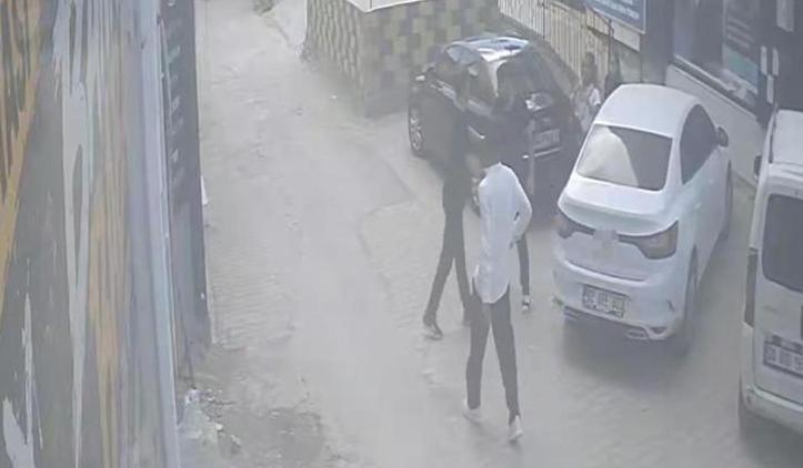 Darbedilen kadını kurtarmak isteyen gencin bıçaklı saldırıya uğradığı anlar kamerada