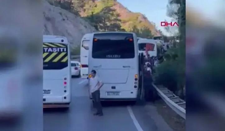 Antalya'da tur midibüsü ile 2 otobüs çarpıştı: 10 yaralı