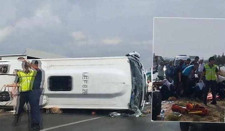 Antalya'da midibüs kaygan yolda devrildi! Yaralılar var