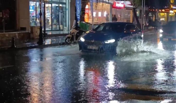 Tekirdağ'da şiddetli yağış! Cadde göle döndü, sürücüler zorlandı