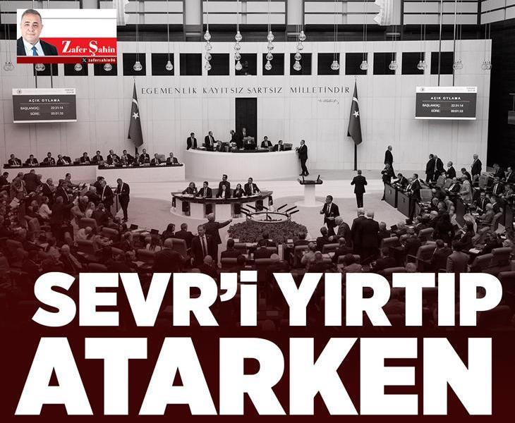 Sevr’i yırtıp atarken