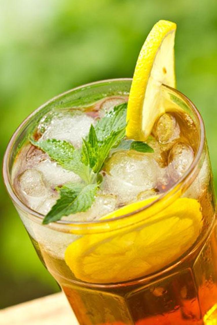 Medical Park Tarsus Hastanesi Beslenme ve Diyetetik Uzmanı Özge Akar, evde hazırlanacak light limonata, şeftalili buzlu çay ve light milkshake gibi içeceklerin, vücudun birçok kaybını karşılayacağını söyledi.Sıcak havalarda vücudun en önemli ihtiyacının su olduğunu belirten Özge Akar, “Siz terlemediğinizi düşünseniz de hava sıcaklığı ve nemin etkisiyle, deri, solunum, idrar ve dışkı ile normalden fazla su kaybı olur. Bu kayıp elektrolit kaybı ile beraber, tansiyon dengesizliği, baş ağrısı ve halsizlik yorgunluk yapabilir.Sıvı tüketimi, mide ve bağırsak hareketliliği kadar, böbreklerin temizlenmesi açısından da büyük önem taşır. Bu nedenle gün içinde, porsiyonlara bölünmüş olarak 12 bardak su ve/veya sıvı içecek tüketilmesi tavsiye edilir. Genelde sabah oda ısısında olan bir bardak suyun içilmesi gece dinlenme sürecinde olan midenin hafifçe hareketlenmesini sağlar” dedi.UZMANINDAN İÇECEK TARİFİ