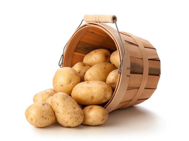 Patates, soğan, taze fasulye, brokoli, karnabahar, ıspanak, pazı ve daha fazlası… Sebze- meyvelerin besin değerinin çok çabuk kaybolabildiğini biliyor muydunuz Peki süt, yoğurt, yağ ve peynir türü ürünlerin doğru kap ve koşullarda satılmadığında mikroorganizmaların saldırısına uğramış olabileceğini Ya yumurtaların oda sıcaklığında “salmonella” riski taşıdığını Liste et, balık, mantar, konserve derken uzayıp gidiyor.Günümüzde bilinçli ve sağlıklı beslenmenin giderek önem kazanması ile pek çok kişi satın aldığı ürünün sağlıklı koşullarda sunulmasına daha fazla dikkat ediyor. Bu noktada besinlerin taze mi bayat mı olduğunu anlamak için pratik bilgilere de ihtiyaç duyuluyor. Acıbadem Etiler Tıp Merkezi Beslenme ve Diyet Uzmanı Melis Torluoğlu, bazen çok tehlikeli olabilecek risklerin önüne geçebilmeniz için, sebze meyveden et ve süt ürünlerine, balıktan mantara aldığınız besin maddelerinin taze mi bayat mı olduğunu anlamanın püf noktalarını anlattı. • Patates