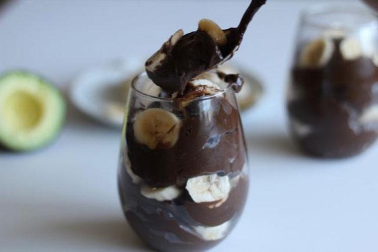 Muzlu ve çikolatalı trifle: