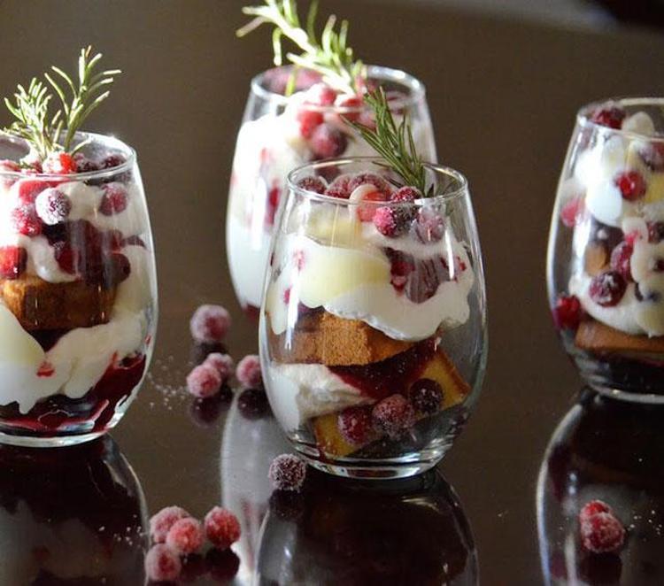 Portakallı kızılcıklı trifle: