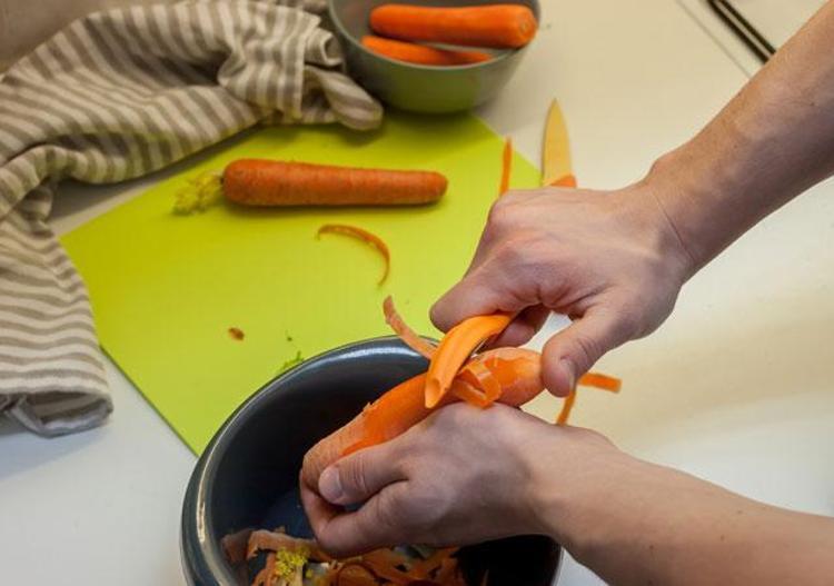 Havuç ve biber gibi koyu renk kabuğa sahip sebzeler, antioksidan ile antiinflamatuar etkiye sahip ve karaciğer sağlığını koruyor.Pek çok insan böcek ilaçlarından korktukları için sebzelerin kabuklarını soymayı tercih ediyor. Detroyer bunun iyi yıkamayla halledilebileceğini söylüyor.Duygu Bay / PembeNar
