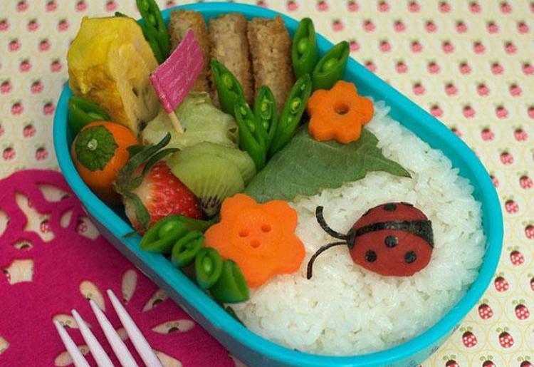 Çocuklara yemek yedirmek için eğlenceli sunumlar