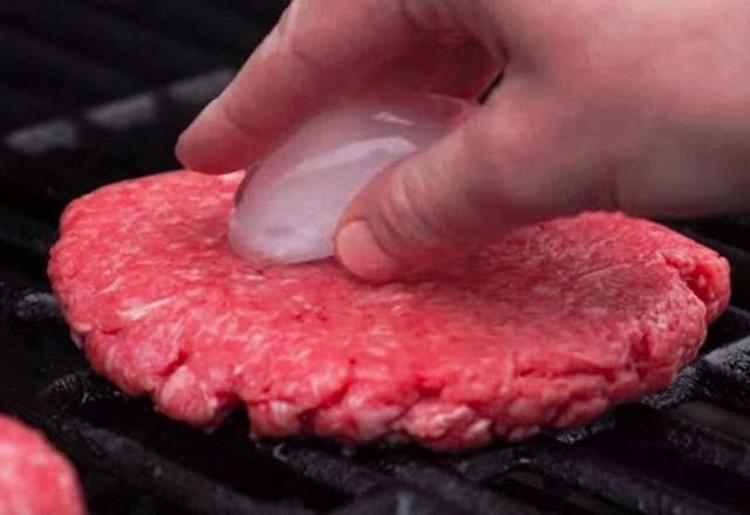 Birazdan vereceğimiz basit ipuçları ile mangalda pişireceğiniz yiyecekleri daha lezzetli pişmesini sağlayacaksınız. Vereceğimiz ipuçları başta size tuhaf gelebilir ancak denedikten sonra sonuca sizde şaşıracaksınız.Köftelerin üzerine buz koyun