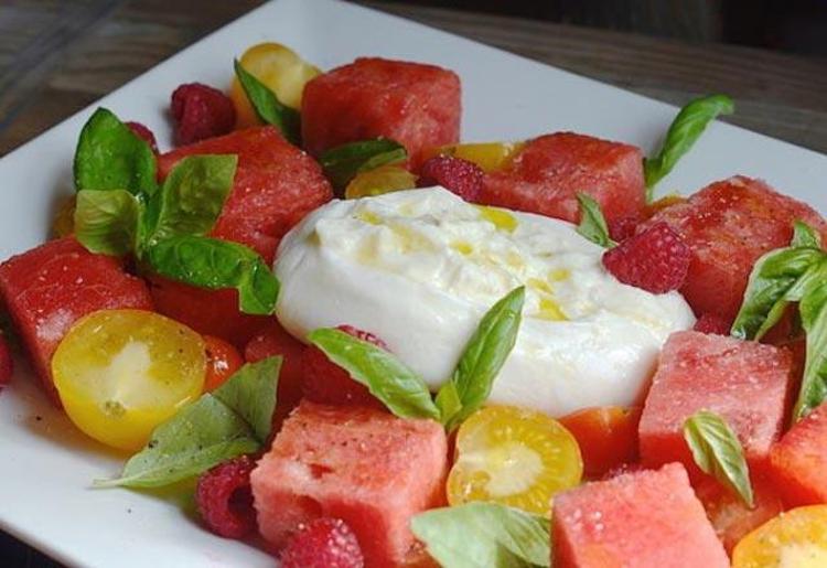 Burrata peynirli karpuz salatası