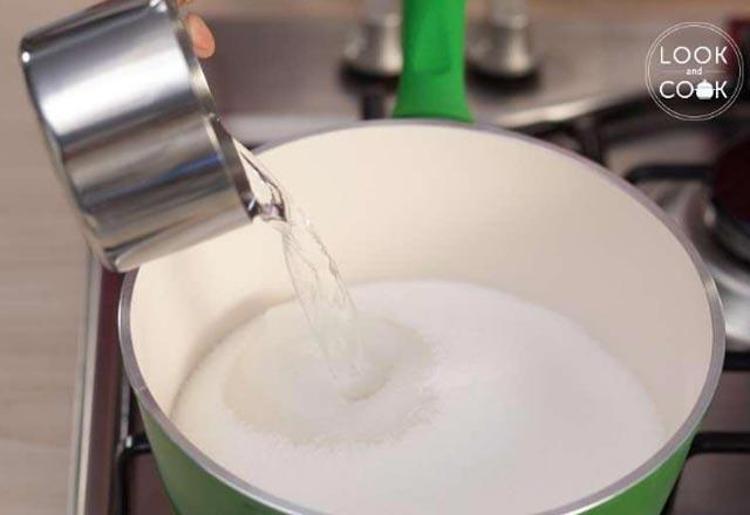 Ramazanda iftar sofralarında hem az malzemeyle hem de şerbetli güzel bir tatlı yapmak istiyorsanız birazdan vereceğimiz tarif tam size göre… Üstelik yapımı da oldukça pratik ve kolay…İşte Hint tatlısı Gulab Jamun tarifi…1.Adım: