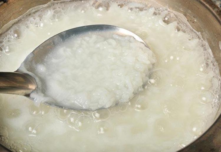 B grubu vitaminlerinin kas ve sinir sistemi için gerekliliği üzerinde duran Prof. Dr. Elmacıoğlu, Her vitaminin bir özelliği vardır. Suda eriyen vitaminler ve yağda çözülen vitaminler var. B grubu vitaminler suda eriyen organizmanın çok rahatlıkla absorbe ettiği vitaminler. Kas sinir sistemi ve bütün enerji fonksiyonları için gerekli bir vitamin.Bulguru veya pirinci kavurduğunuz zaman vitamine zarar veriyorsunuz. Zarar verdiğiniz vitamini organizmaya alamıyorsunuz. Alamadığınız vitaminin eksikliğini ise daha sonraki yaşamınızda mutlaka hissedeceksiniz açıklamalarında bulundu.Pirnç ve bulgur sağlıklı bir şekilde nasıl pişirilmelidir