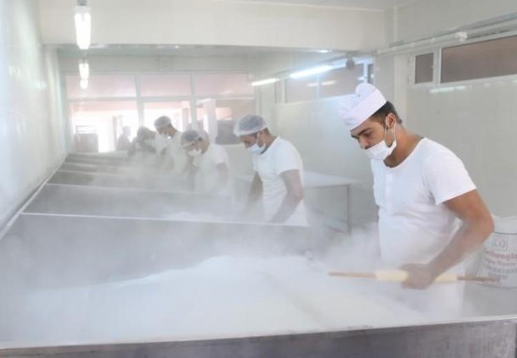 Gaziantepli ustalar baklavaları böyle hazırlıyor
