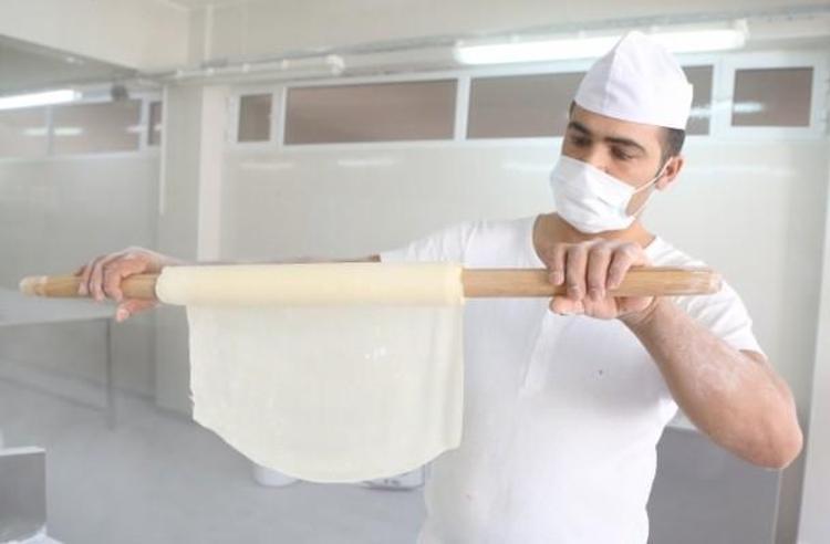 Gaziantepli ustalar baklavaları böyle hazırlıyor