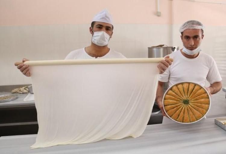 Gaziantepli ustalar baklavaları böyle hazırlıyor
