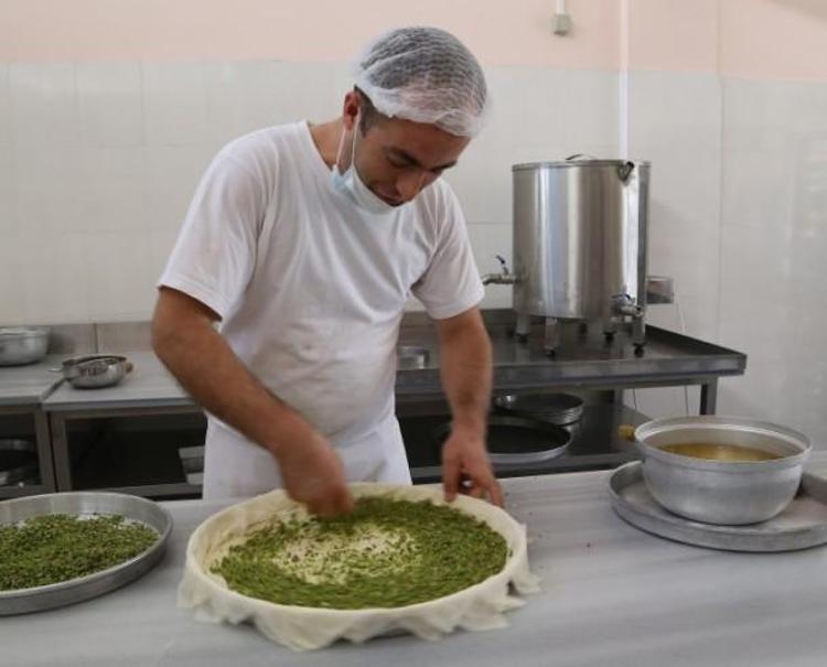 Gaziantepli ustalar baklavaları böyle hazırlıyor