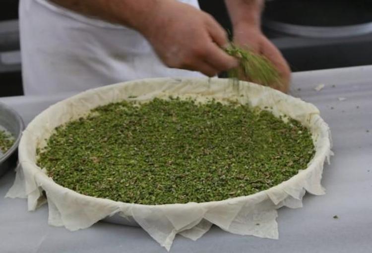 Gaziantepli ustalar baklavaları böyle hazırlıyor